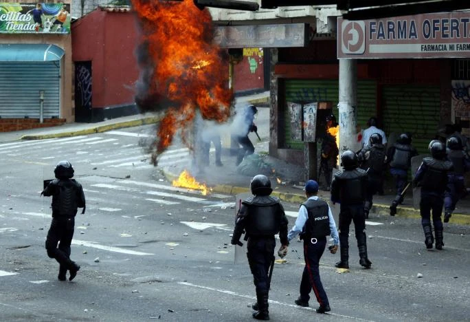Người biểu tình xung đột với cảnh sát tại San Cristobal, tỉnh bang Bolivar (Venezuela) ngày 19-4. Ảnh: REUTERS