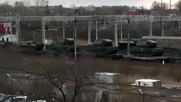 Xe quân sự Nga được di chuyển về biên giới Triều Tiên. Ảnh: DAILY MAIL