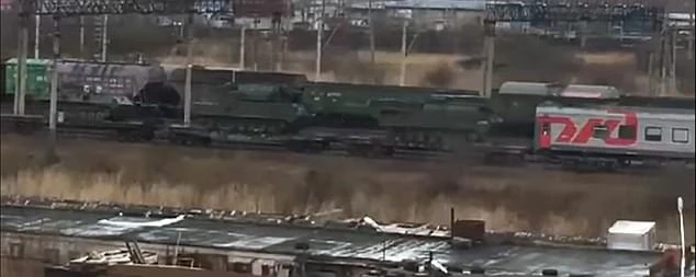Xe quân sự Nga được tàu hỏa di chuyển về biên giới Triều Tiên. Ảnh: DAILY MAIL