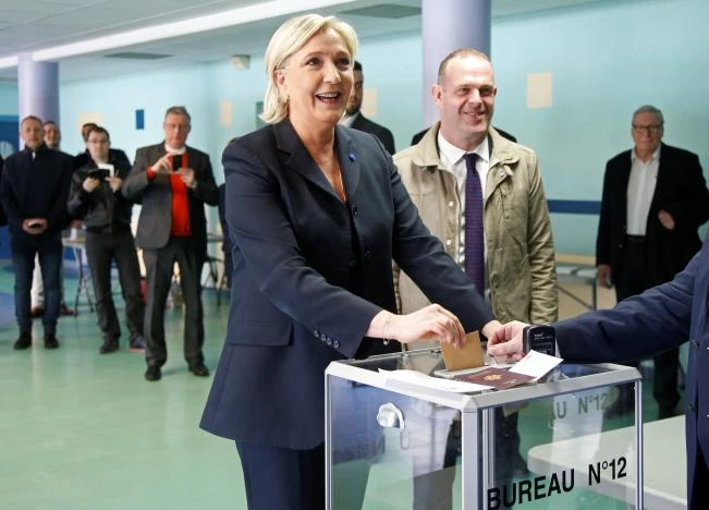 Bà Le Pen bỏ phiếu ngày 23-4. Ảnh: REUTERS