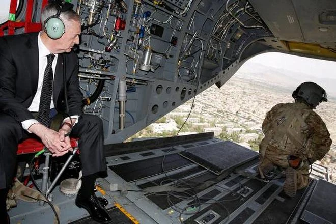 Bộ trưởng Quốc phòng Mỹ ngắm thủ đô Kabul (Afghanistan) từ trên máy bay ngày 24-4. Ảnh: REUTERS