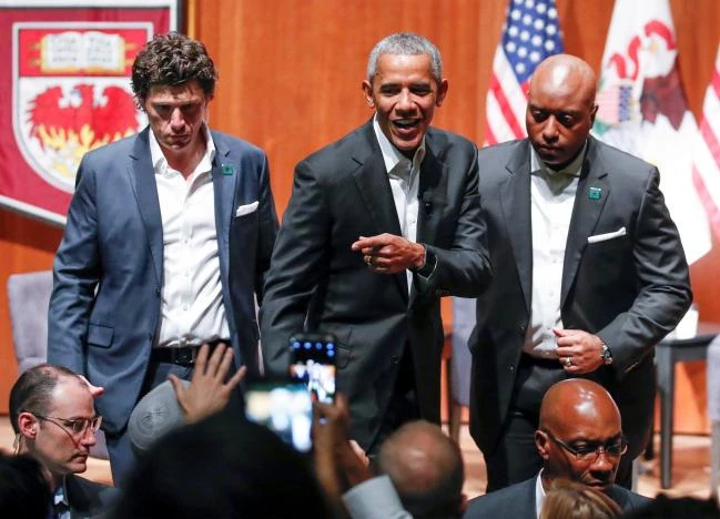 Cựu Tổng thống Obama (đứng, giữa) tại hội nghị với những người trẻ tại đại học Chicago, bang Illinois (Mỹ) ngày 24-4. Ảnh: REUTERS