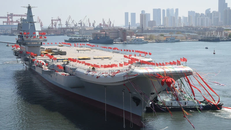 Tàu sân bay nội địa của Trung Quốc được hạ thủy tại cảng Đại Liên ngày 26-4. Ảnh GETTY IMAGES