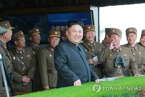 Lãnh đạo Triều Tiên Kim Jong-un quan sát cuộc tập trận pháo binh bắn đạn thật ngày 25-4. Ảnh: YONHAP