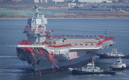 Tàu sân bay nội địa này được phát triển từ mẫu tàu sân bay Liêu Ninh mua lại của Ukraine. Ảnh: REUTERS