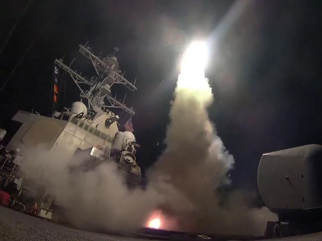 Tàu chiến Mỹ nã tên lửa hành trình Tomahawk vào Syria ngày 7-4. Ảnh: THE MERCURY
