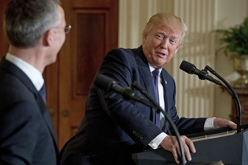 Ông Trump họp báo với Tổng Thư ký NATO Jens Stoltenberg tại Nhà Trắng giữa tháng 4. Ảnh: AP