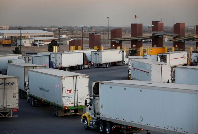 Hàng dài xe tải tại TP Ciudad Juarez (bang Chihuahua, Mexico) chờ qua biên giới Zaragoza sang Mỹ, ngày 20-12-2016. Ảnh: REUTERS