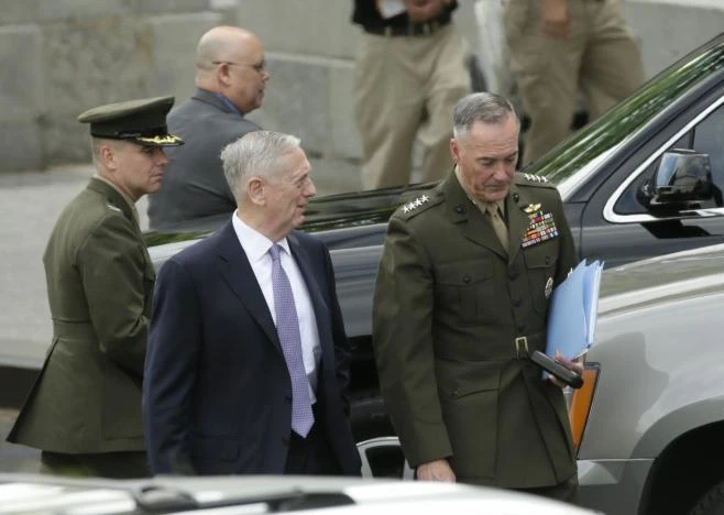 Bộ trưởng Quốc phòng Mỹ James Mattis (giữa) và Chủ tịch Hội đồng Tham mưu trưởng liên quân Mỹ Joseph Dunford (phải) rời Nhà Trắng sau cuộc họp với các thượng nghị sĩ ngày 26-4. Ảnh: REUTERS