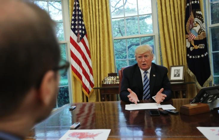 Tổng thống Trump trả lời phỏng vấn Reuters tại phòng Bầu dục (Nhà Trắng) ngày 27-4. Ảnh: REUTERS