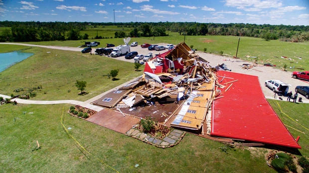 Quang cảnh sau khi vòi rồng quét qua ở TP Canton, Texas (Mỹ) ngày 30-4. Ảnh: REUTERS