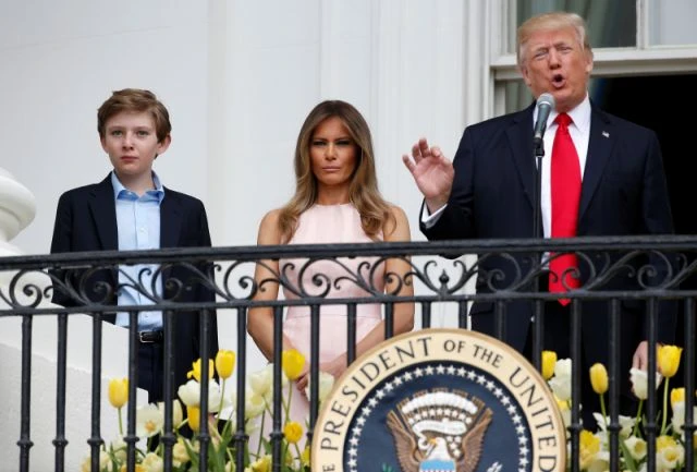 Ông Trump (phải) cùng vợ và con trai nhỏ. Ảnh: AP
