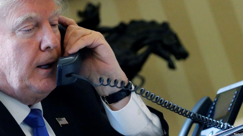 Tổng thống Mỹ Trump điện đàm với Tổng thống Nga Putin từ phòng Bầu dục ở Nhà Trắng ngày 28-1. Ảnh: REUTERS