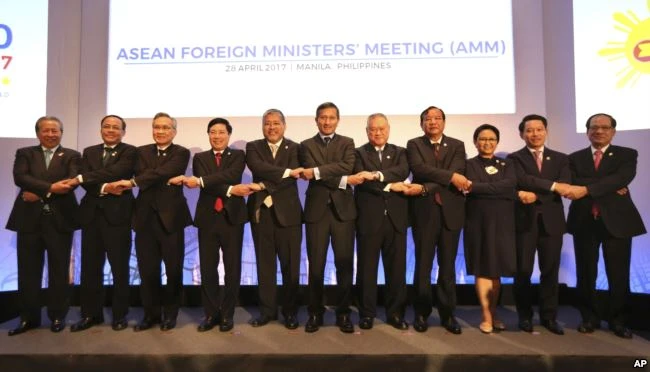 Các Bộ trưởng Ngoại giao ASEAN tại cuộc họp ở Manila (Philippines) ngày 28-4. Ảnh: AP