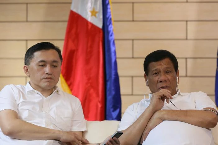 Từ TP Davao (Philippines) ngày 3-5, Tổng thống Philippines Rodrigo Duterte (phải) nói chuyện điện thoại với Chủ tịch Trung Quốc Tập Cận Bình. Ảnh: REUTERS