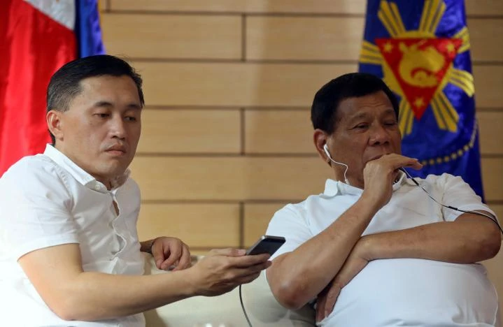 Tổng thống Philippines Rodrigo Duterte (phải) nói chuyện điện thoại với Chủ tịch Trung Quốc Tập Cận Bình ngày 3-5. Ảnh: REUTERS