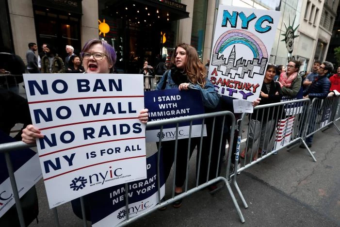 Biểu tình phản đối ông Trump ở Manhattan, New York (Mỹ) ngày 4-5. Ảnh: REUTERS
