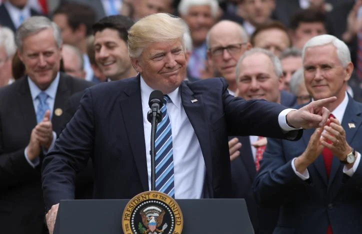 Tổng thống Mỹ Donald Trump (giữa), Phó Tổng thống Mỹ Mike Pence (phải) mừng chiến thắng sau khi Hạ viện thông qua dự luật hủy bỏ Obamacare ngày 4-5. Ảnh: REUTERS