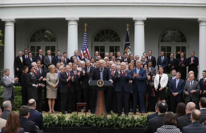 Tổng thống Mỹ Trump phát biểu mừng chiến thắng cùng các nghị sĩ Cộng hòa tại Nhà Trắng ngày 4-5. Ảnh: REUTERS