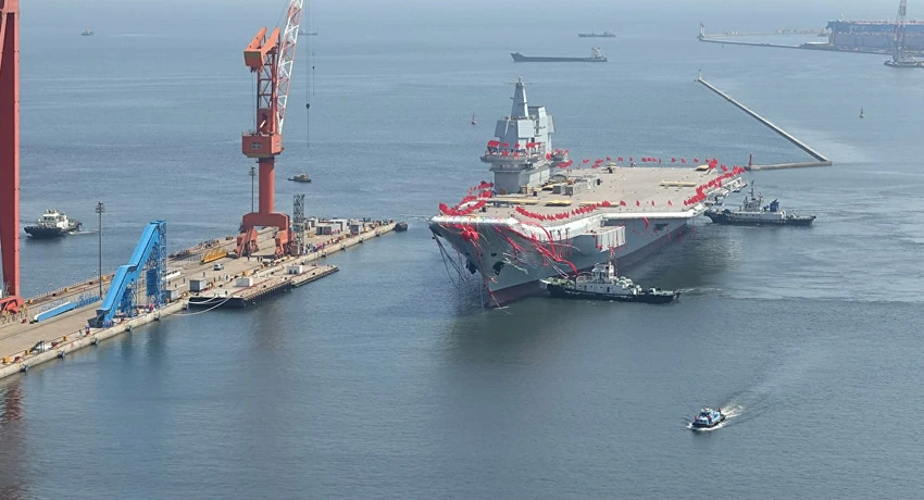 Tàu sân bay tự đóng đầu tiên của Trung Quốc được ra mắt tại cảng Đại Liên tháng trước. Ảnh: AP