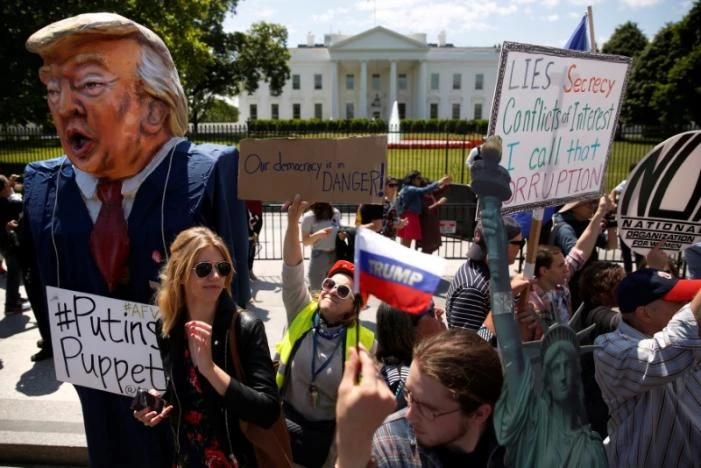 Biểu tình bên ngoài Nhà Trắng ngày 10-5 phản đối ông Trump sa thải ông Comey. Ảnh: REUTERS
