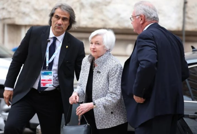 Chủ tịch Quỹ Dự trữ liên bang Mỹ Janet Yellen (giữa) đến TP Bari (Ý) ngày 11-5 để tham dự ội nghị G7. Ảnh: REUTERS
