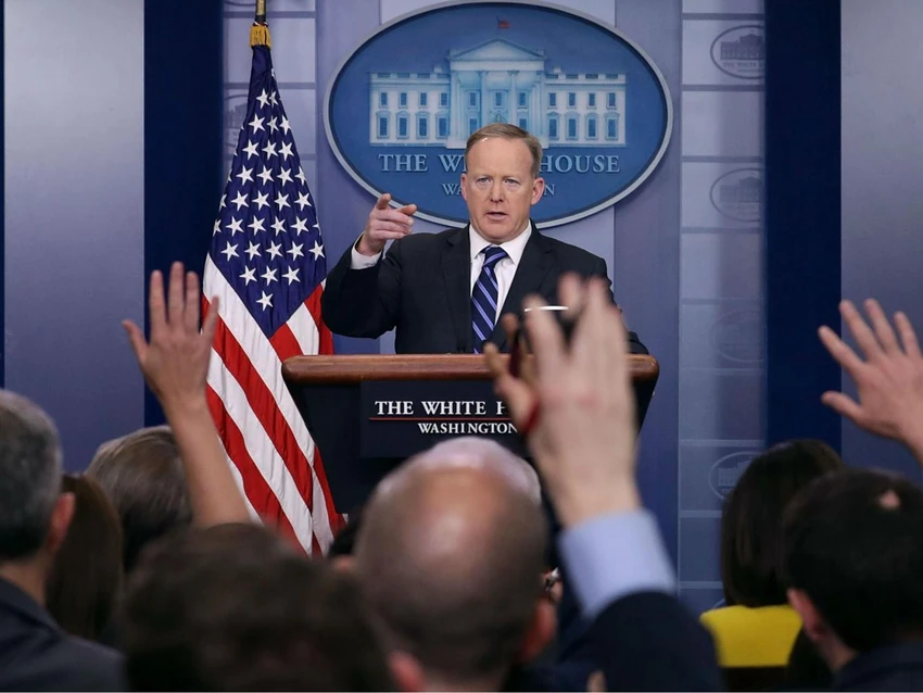Người phát ngôn Nhà Trắng Sean Spicer trong một cuộc họp báo tại Nhà Trắng ngày 10-4. Ảnh: GETTY IMAGES