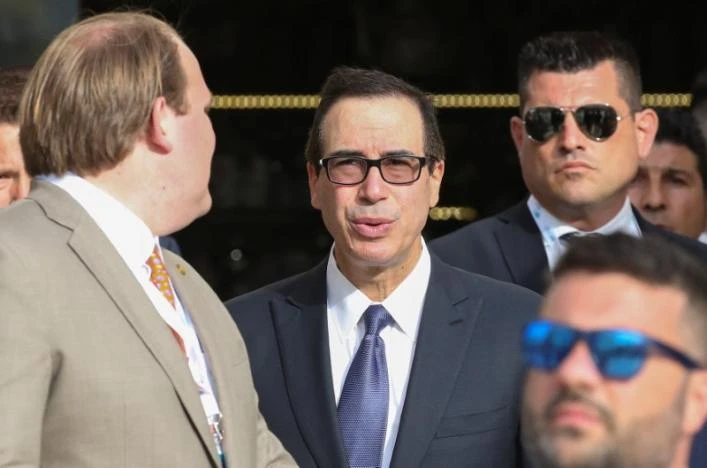 Bộ trưởng Tài chính Mỹ Steven Mnuchin (giữa) đến TP Bari (Ý) ngày 11-5 để tham dự ội nghị G7. Ảnh: REUTERS