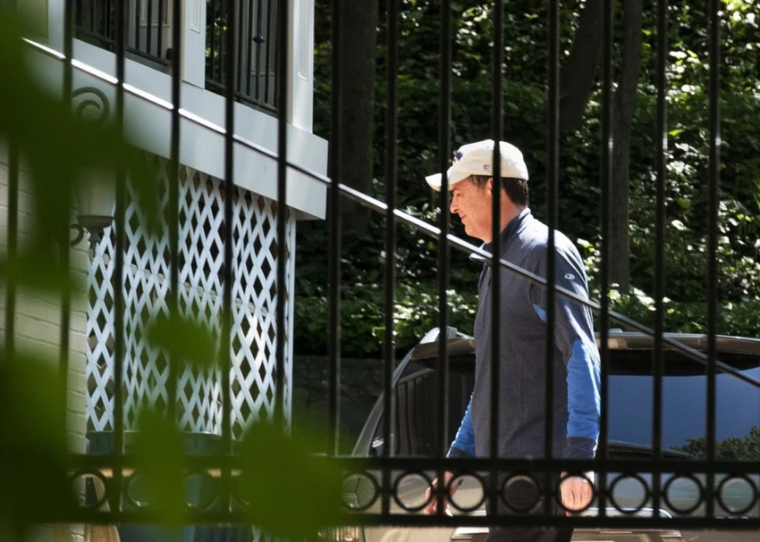 Cựu Giám đốc FBI James Comey bên ngoài nhà riêng ở TP McLean, bang Virginia (Mỹ) ngày 10-5. Ảnh: AP