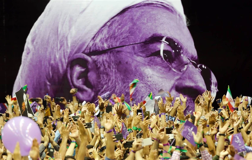 Người ủng hộ ông đương kim tổng thống Iran Rouhani tuần hành tại Tehran ngày 13-5. Ảnh: EPA