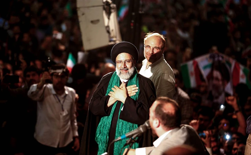 Ứng viên bảo thủ Ebrahim Raisi (giữa) và Thị trưởng Tehran Mohammad Bagher Ghalibaf (phía sau) cùng vận động tại đền thờ Imam Khomeini ở thủ đô Tehran ngày 16-5. Ảnh: AFP