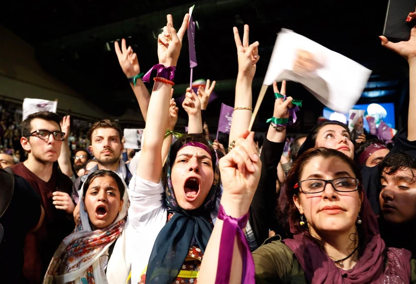 Một phần lớn người ủng hộ đương kim tổng thống Iran Rouhani là người trẻ thành thị, tuần hành tại Tehran ngày 9-5. Ảnh: EPA
