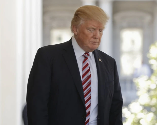 Tổng thống Mỹ Donald Trump bước về Nhà Trắng sau khi tiễn Tổng thống Thổ Nhĩ Kỳ Recep Tayyip Erdogan ra xe ngày 16-5. Ảnh: AP