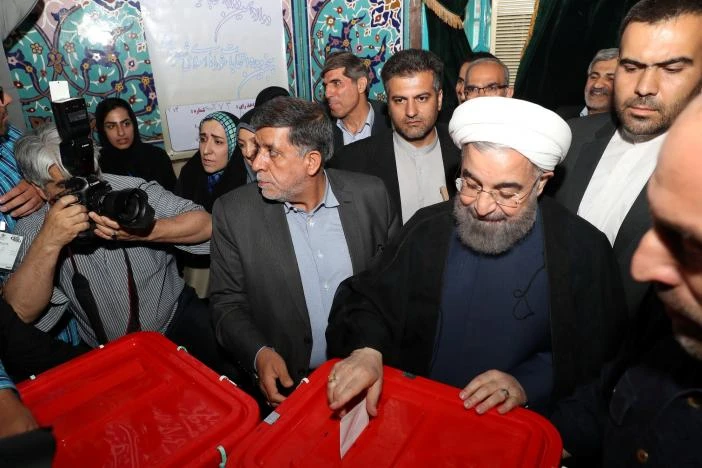 Đương kim Tổng thống Hassan Rouhani bỏ phiếu một điểm bỏ phiếu ở thủ đô Tehran (Iran) ngày 19-5. Ảnh: REUTERS