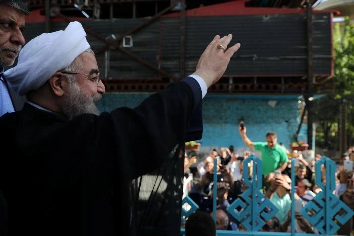 Đương kim Tổng thống Hassan Rouhani chào người ủng hộ sau khi bỏ phiếu tại thủ đô Tehran (Iran) ngày 19-5. Ảnh: REUTERS