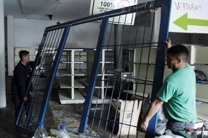 Một siêu thị ở San Cristobal (Venezuela) bị cướp sạch hàng hóa ngày 18-5. Ảnh: REUTERS