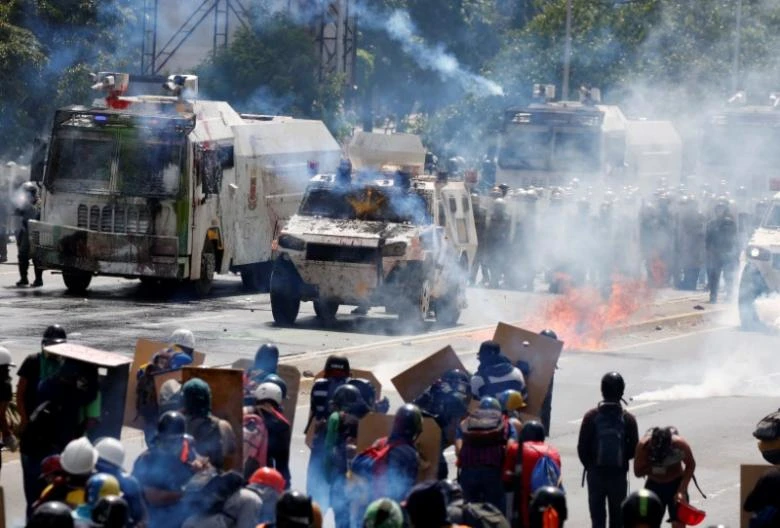 Biểu tình phản đối Tổng thống Venezuela Nicolas Maduro tại thủ đô Caracas (Venezuela) ngày 18-5. Ảnh: REUTERS