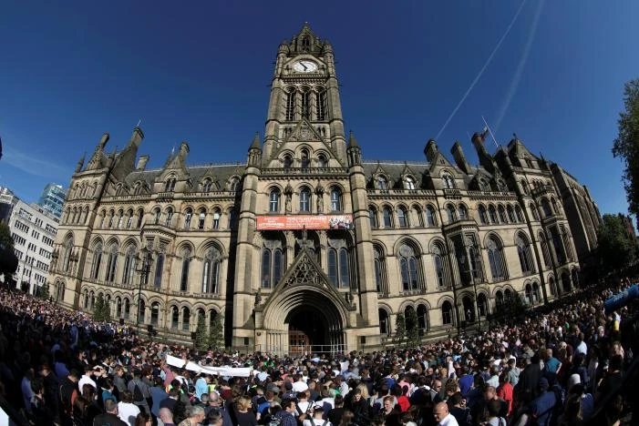 Người dân tập trung tại sân vận động Manchester tưởng niệm nạn nhân vụ tấn công, ngày 23-5. Ảnh: REUTERS