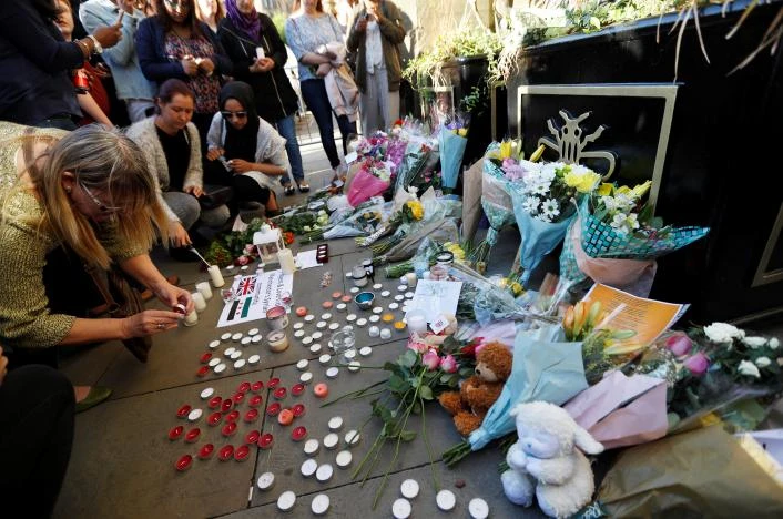 Người dân Manchester tưởng niệm các nạn nhân, ngày 23-5. Ảnh: REUTERS