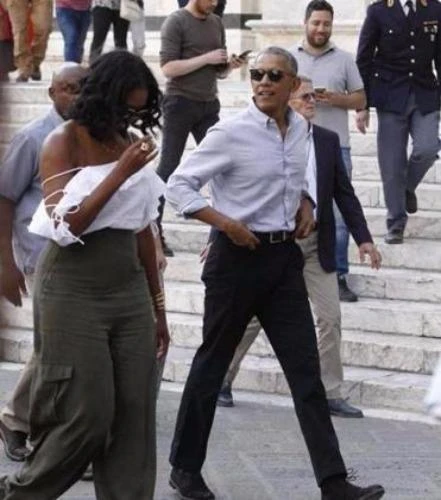 Vợ chồng cựu Tổng thống Obama tại TP Siena, vùng Tuscany (Ý) ngày 22-5. Ảnh: TWITTER