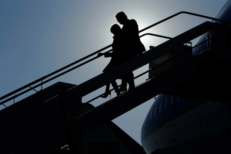 Tổng thống Mỹ Donald Trump và Đệ nhất phu nhân Melania Trump đến sân bay quốc tế Fiumicino Leonardo da Vinci ở Rome (Ý) ngày 23-5. Ảnh: REUTERS