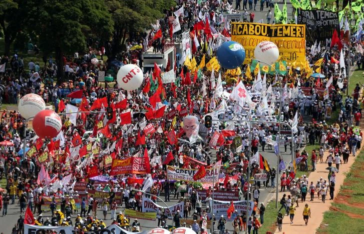 Quy mô biểu tình ở thủ đô Brasilia ngày 24-5 là hàng chục ngàn người. Ảnh: REUTERS