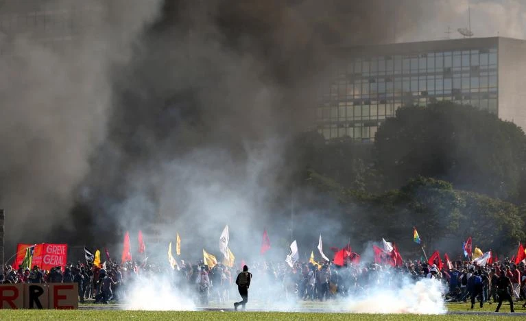 Khói bốc lên gần trụ sở Bộ Nông nghiệp Brazil trong cuộc biểu tình ngày 24-5. Ảnh: REUTERS