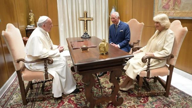 Công tước Camilla không mặc trang phục đen và trùm đầu khi gặp Giáo hoàng Francis ở Vativan tháng 4-2017. Ảnh: EPA