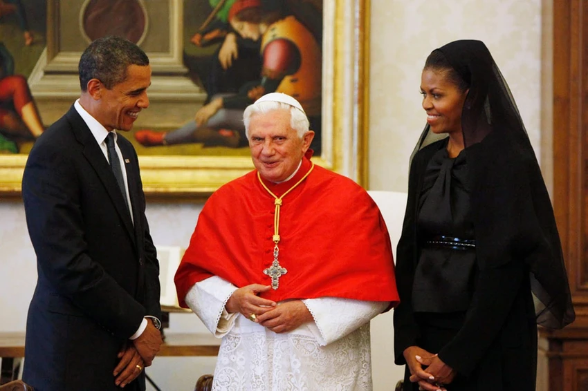 Đệ nhất phu nhân Michelle Obama mặc trang phục đen và trùm đầu khi sang Vatican gặp Giáo hoàng Benedict XVI năm 2009. Ảnh: BBC