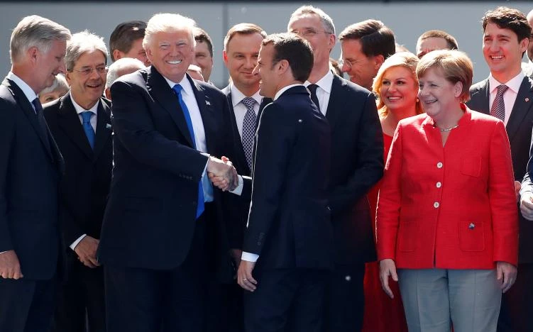 Tổng thống Mỹ Trump - bắt tay Tổng thống Pháp Emmanuel Marcon – cùng các lãnh đạo thành viên NATO ngày 25-5. Ảnh: REUTERS