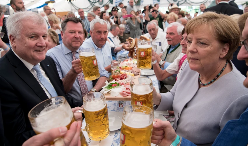 Bà Merkel (phải) trong một sự kiện uống bia ở Munich (Đức) ngày 28-5. Ảnh: GETTY IMAGES
