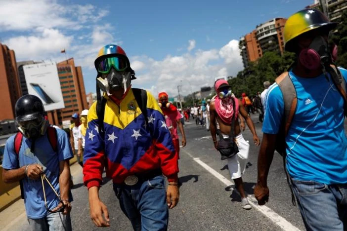Biểu tình phản đối Tổng thống Nicolas Maduro vẫn tiếp tục ở thủ đô Caracas (Venezuela) ngày 29-5 sau 2 tháng diễn ra liên tục. Ảnh: REUTERS