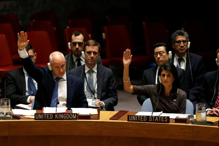 Phó đại sứ Anh tại LHQ Peter Wilson (trái) và đại sứ Mỹ tại LHQ Nikki Haley bỏ phiếu thuận thông qua nghị quyết trừng phạt Triều Tiên ngày 2-6. Ảnh: REUTERS