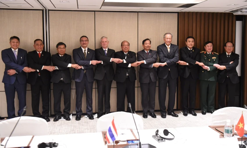 Bộ trưởng Quốc phòng Mỹ Mattis (thứ 5 từ trái sang) và các đại diện lãnh đạo ASEAN tại đối thoại Shangri-La. Ảnh: AFP